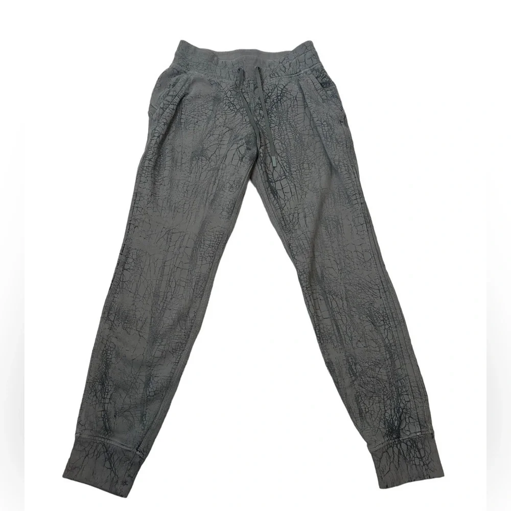 Lululemon Women Warm Down Slim Fit Mid Rise Jogger Athleisure 7/8 Length Size 6